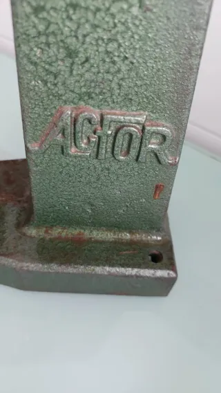 Máquina para forrar botones y ojetes