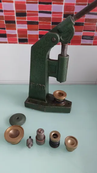 Máquina para forrar botones y ojetes