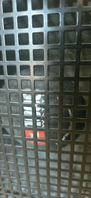 Subwoofer JBL 1000W Negro en caja madera.