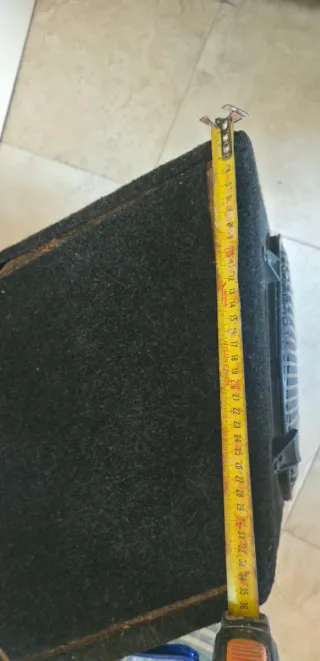 Subwoofer JBL 1000W Negro en caja madera.