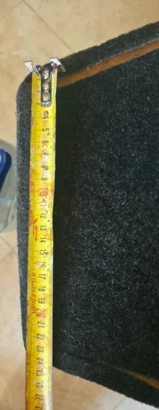 Subwoofer JBL 1000W Negro en caja madera.