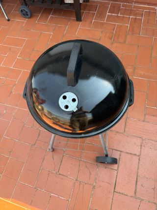 Barbacoa negra con ruedas