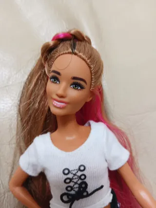 Bambola Barbie latina con meravigliosi capelli