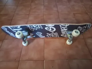 Skate Board Negro con Diseño Gráfico