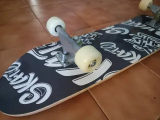 Skate Board Negro con Diseño Gráfico