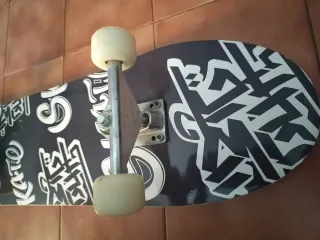 Skate Board Negro con Diseño Gráfico