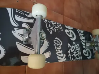 Skate Board Negro con Diseño Gráfico
