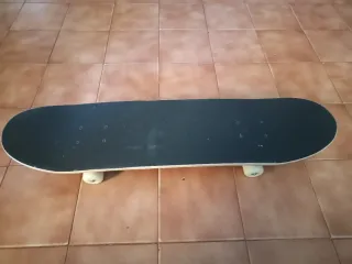 Skate Board Negro con Diseño Gráfico