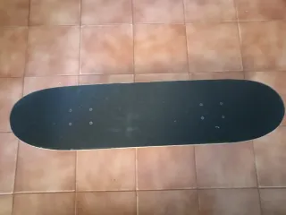 Skate Board Negro con Diseño Gráfico