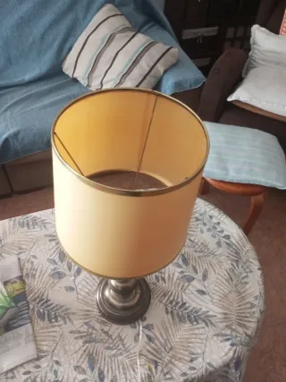 Lámpara de mesa vintage beige y dorada