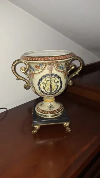 Copa de cerámica decorada con ancla