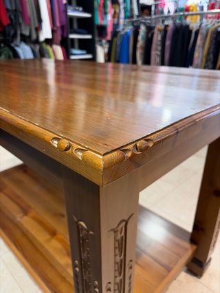 Dos Mesas de pino talladas a mano