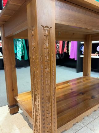 Dos Mesas de pino talladas a mano