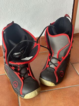Botas de Snowboard Quechua Negras y Rojas