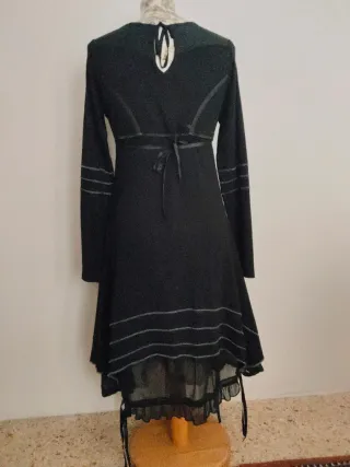 Vestido gótico negro con detalles