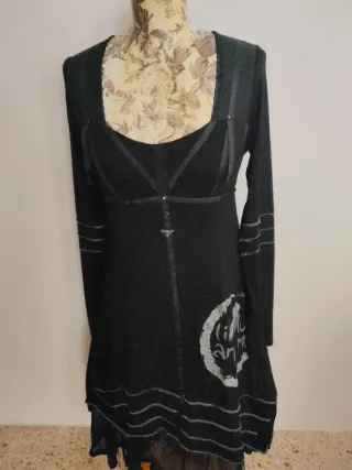 Vestido gótico negro con detalles