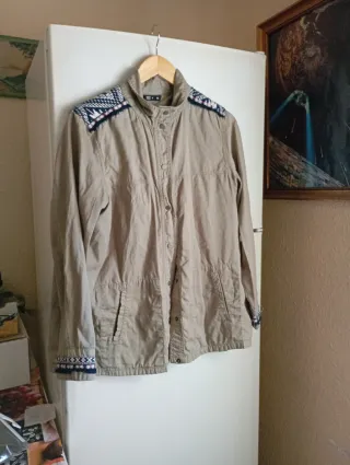 Chaqueta Beige con Bordado Étnico