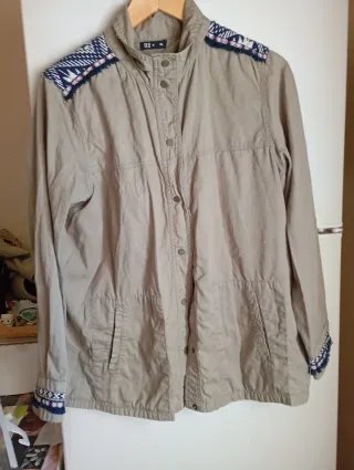 Chaqueta Beige con Bordado Étnico