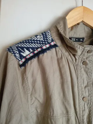 Chaqueta Beige con Bordado Étnico