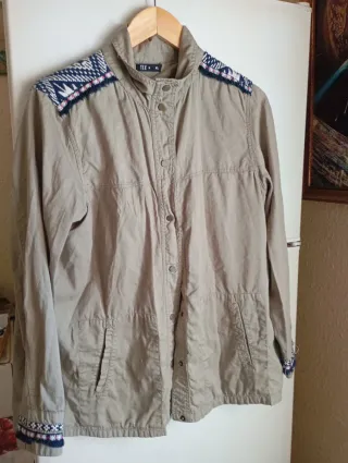 Chaqueta Beige con Bordado Étnico