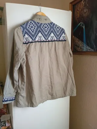 Chaqueta Beige con Bordado Étnico