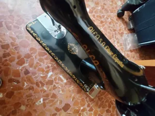 Máquina de coser ALFA antigua