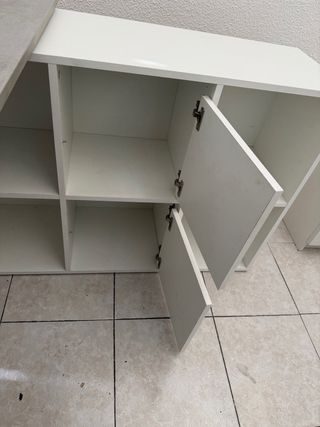 Escritorio de oficina gris y blanco