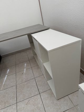 Escritorio de oficina gris y blanco