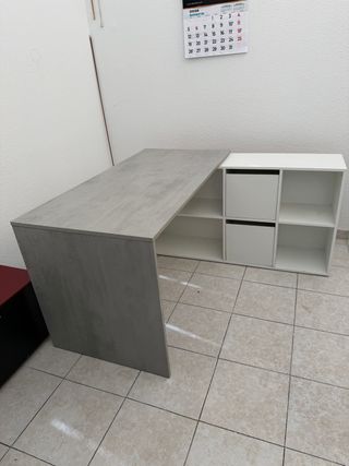 Escritorio de oficina gris y blanco