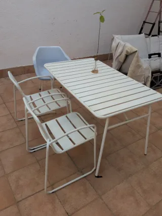 Mesa de exterior metálica blanca + 2 sillas
