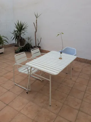 Mesa de exterior metálica blanca + 2 sillas