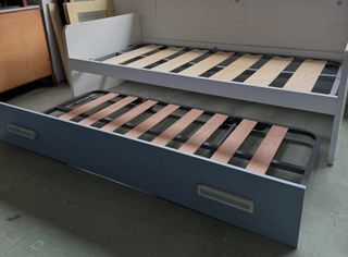 Cama nido azul y blanca