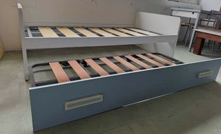 Cama nido azul y blanca