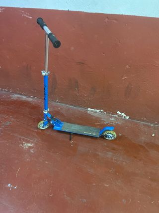 Patinete infantil azul regulable en altura manilla