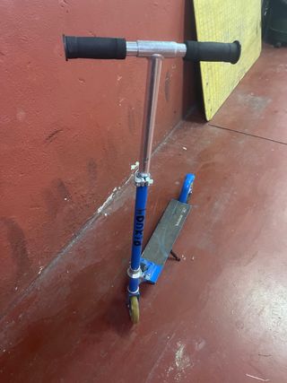 Patinete infantil azul regulable en altura manilla