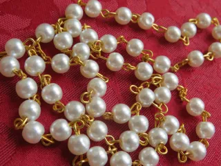 Rosario dorado y perlas