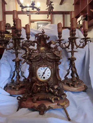 Reloj de sobremesa con candelabros