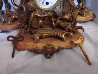 Reloj de sobremesa con candelabros