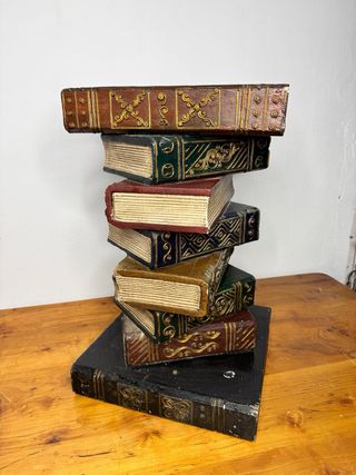 Mesa o pedestal de libros decorativos