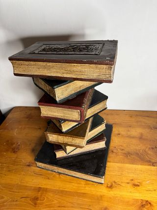 Mesa o pedestal de libros decorativos