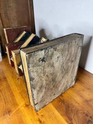 Mesa o pedestal de libros decorativos