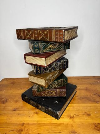 Mesa o pedestal de libros decorativos
