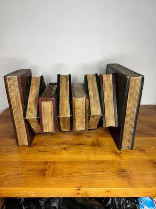 Mesa o pedestal de libros decorativos