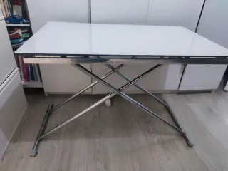 Mesa de cristal negra con patas metálicas