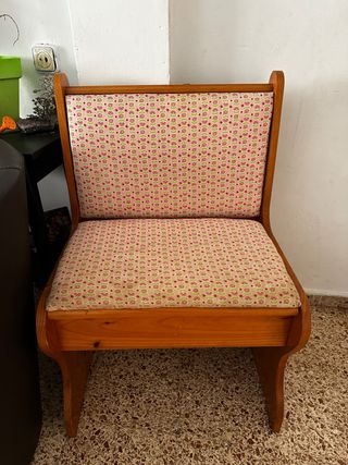 Butaca de madera con tapizado floral