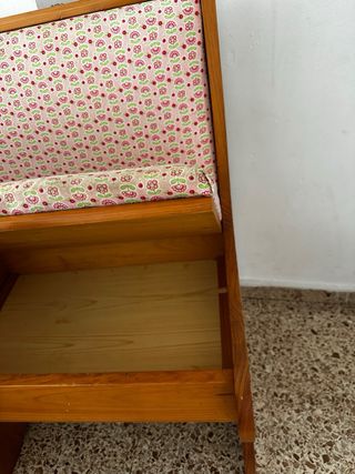 Butaca de madera con tapizado floral