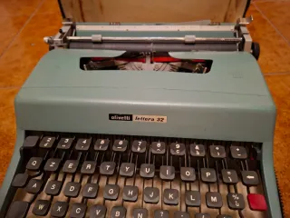 Macchina da scrivere Olivetti Lettera 32