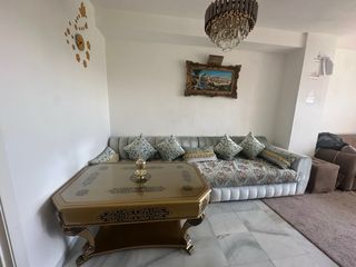 Sofá Marroquí con Mesa Auxiliar Dorada