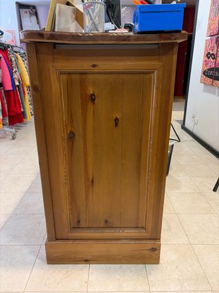 Mostrador de madera de pino labrado a mano