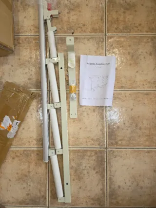 Barandilla abatible para cama.